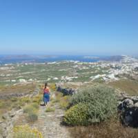 Hiking the trails on Santorini in the Greek Islands | Hetty Schuppert