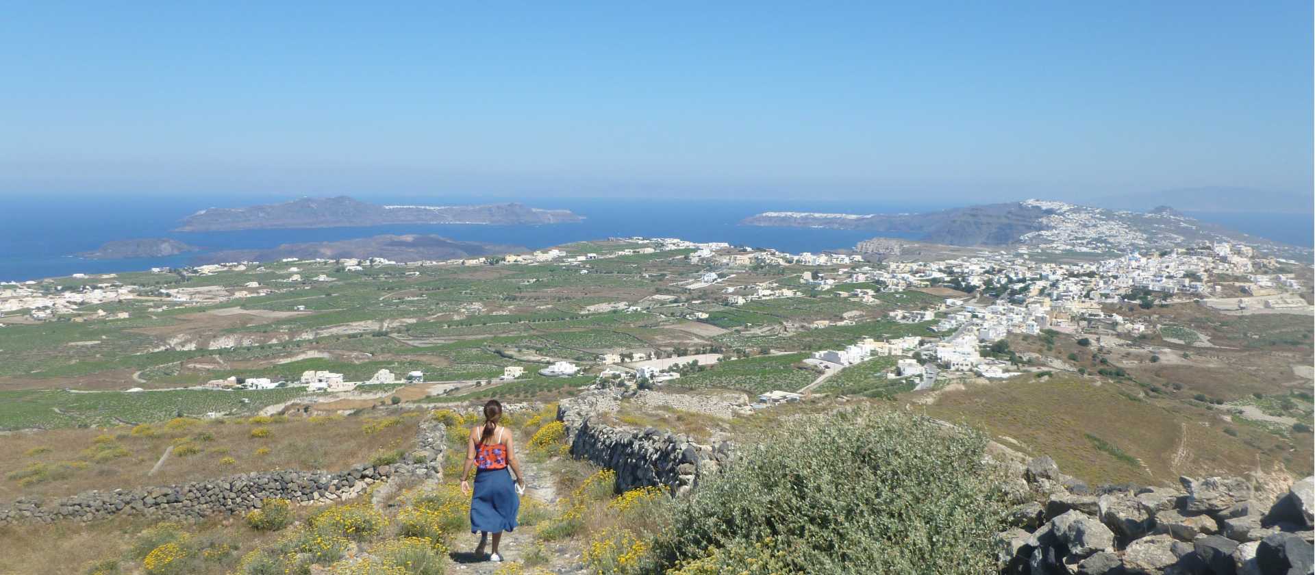 Hiking the trails on Santorini in the Greek Islands | Hetty Schuppert