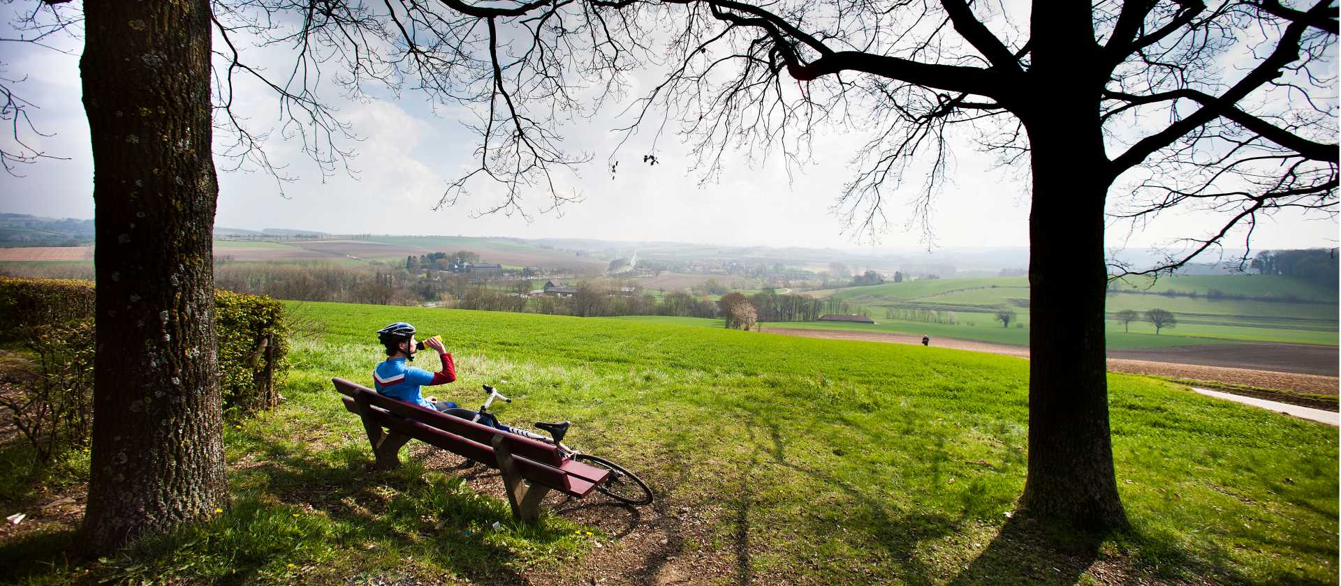 Taking a break from cycling to enjoy the Dutch landscape | Hollandse Hoogte