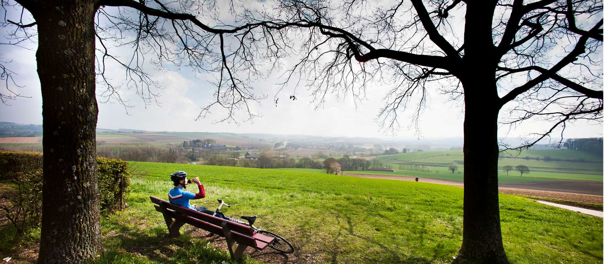 Taking a break from cycling to enjoy the Dutch landscape | Hollandse Hoogte