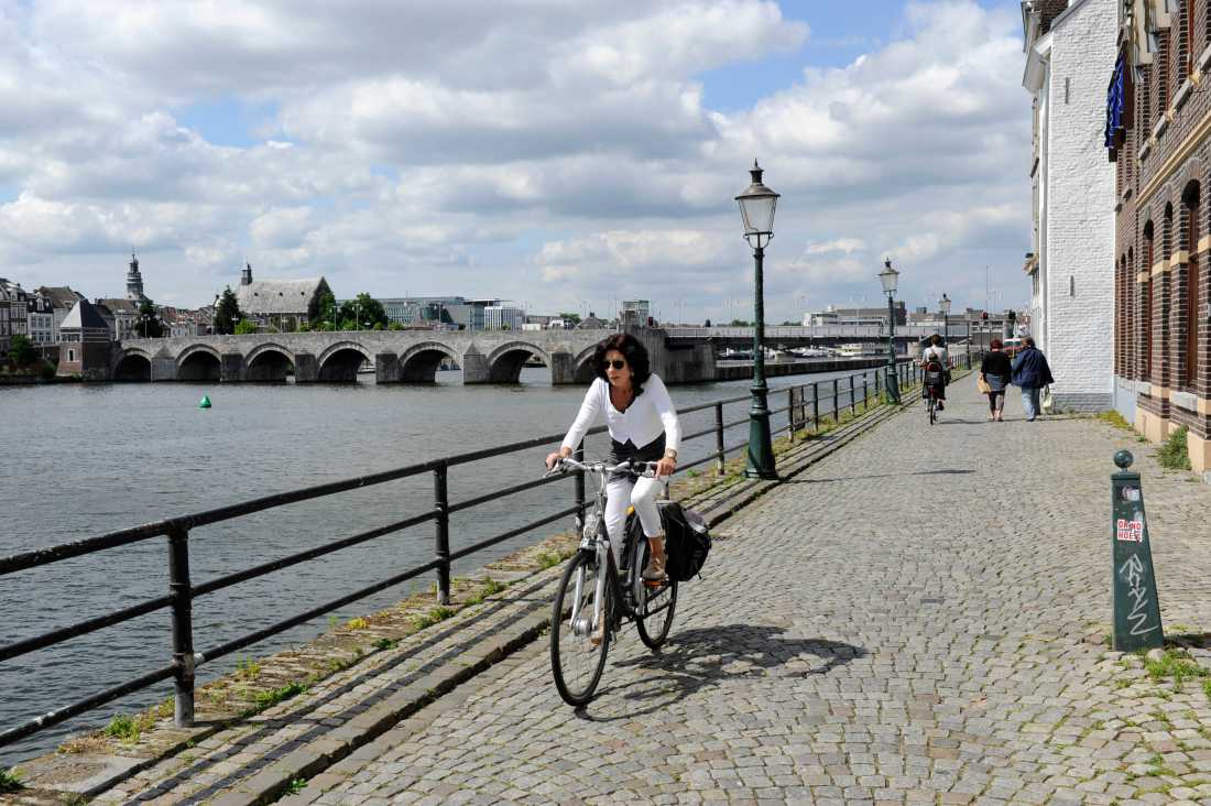 Cycling in the Dutch city of Maastricht |  Hollandse Hoogte