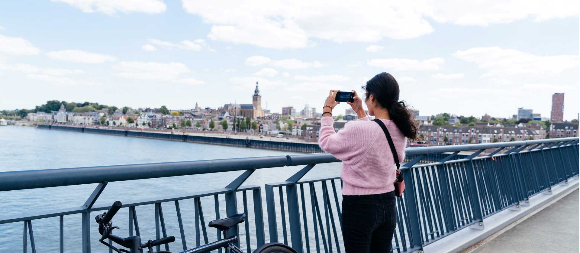 Stopping to take photos of the city in Holland | Jan Bijl Fotografie