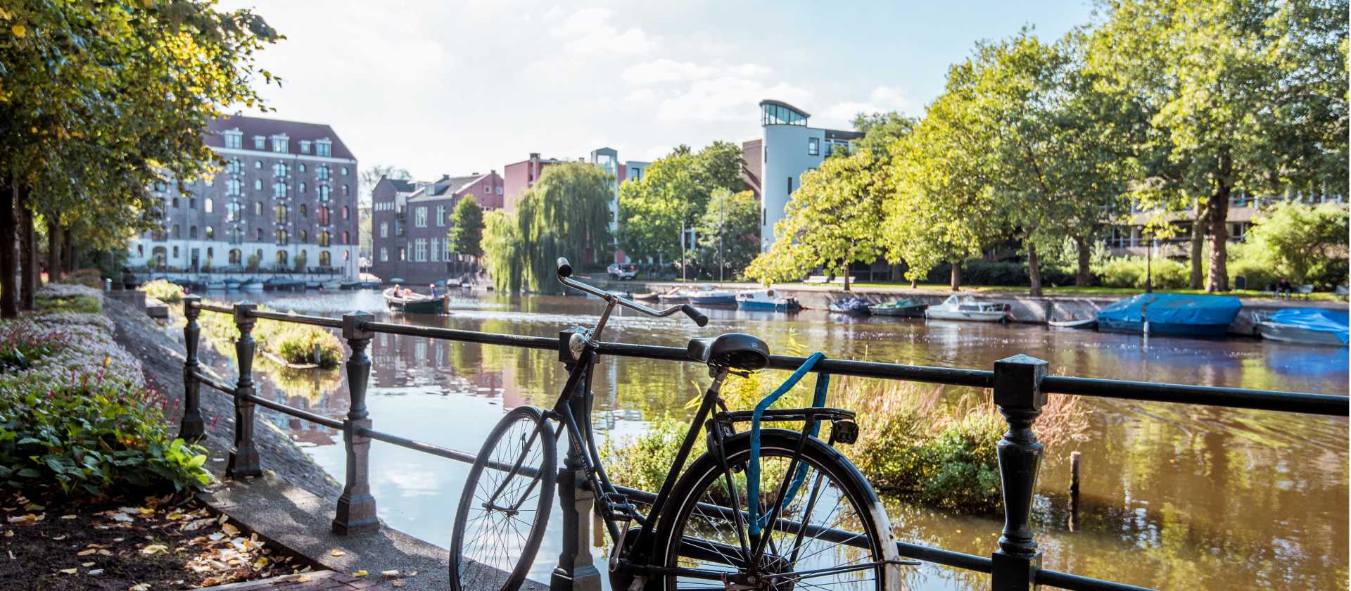 Park your bike alongside a Dutch canal in Amsterdam | Koen Smilde