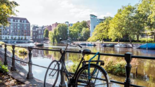Park your bike alongside a Dutch canal in Amsterdam | Koen Smilde