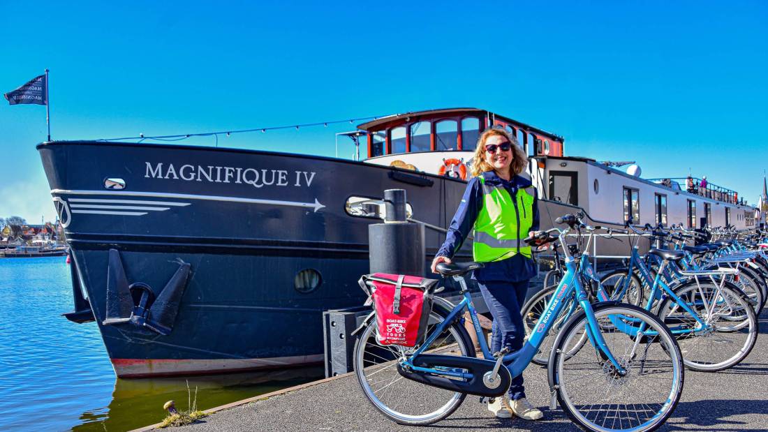 Tour leader in front of the Magnifique IV