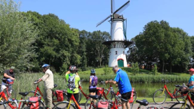 Enjoy all the typical Dutch sites on a cycling trip in Holland