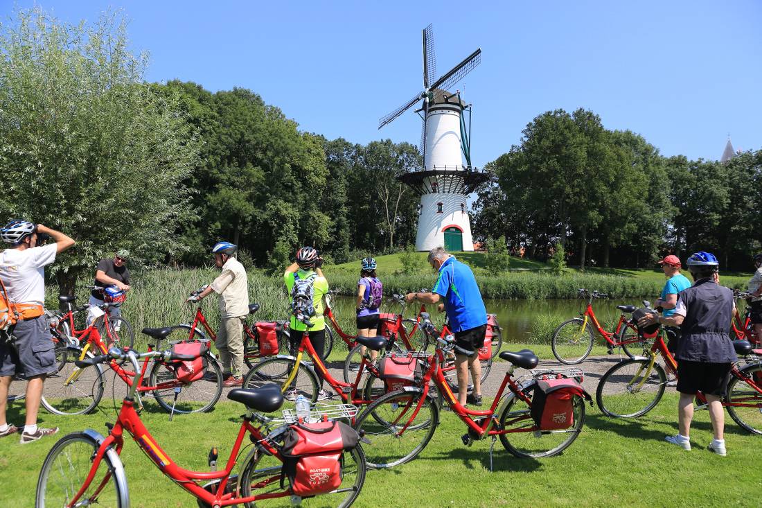 Enjoy all the typical Dutch sites on a cycling trip in Holland