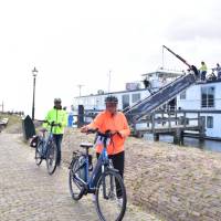 Cyclists leaving the barge De Willemstad