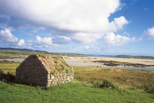 An ancient monument on the Connemara coast&#160;-&#160;<i>Photo:&#160;Holger Leue</i>