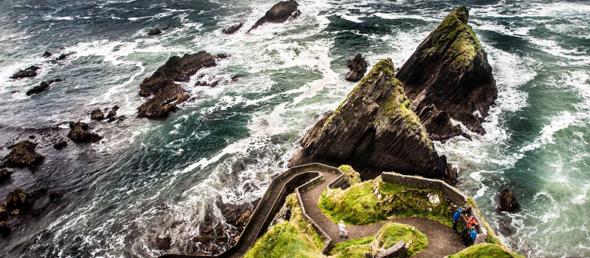 Walking to the edge of the spectacular Dingle Peninsula in Ireland. | Christian Birkholz