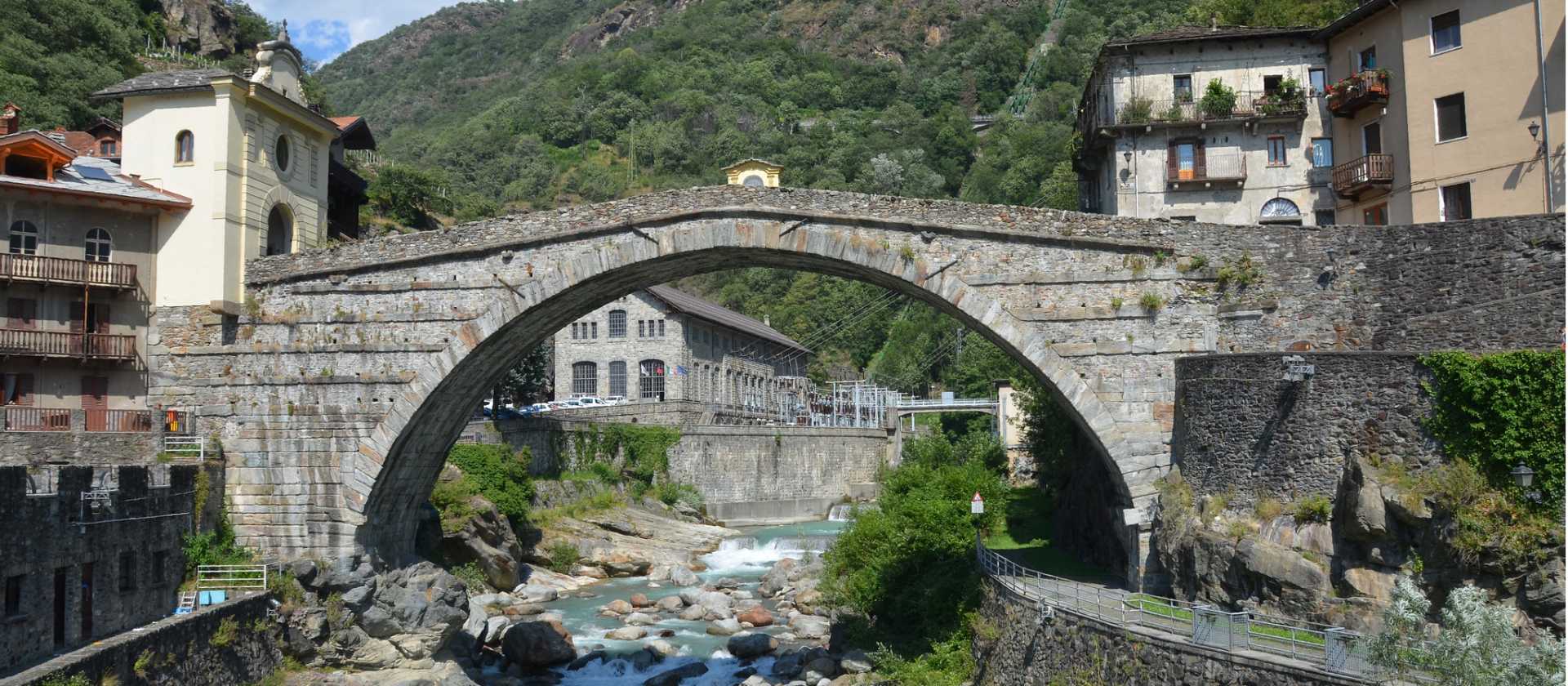 Spectacular Roman bridge in Pont-Saint-Martin in the Aosta Valley | Carole Raddato