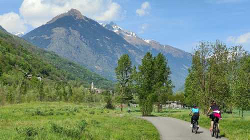 Cyclists taking in the views on the Sentiero Valtellina Bike Path