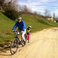 Cycling through Tuscany with a trail a bike