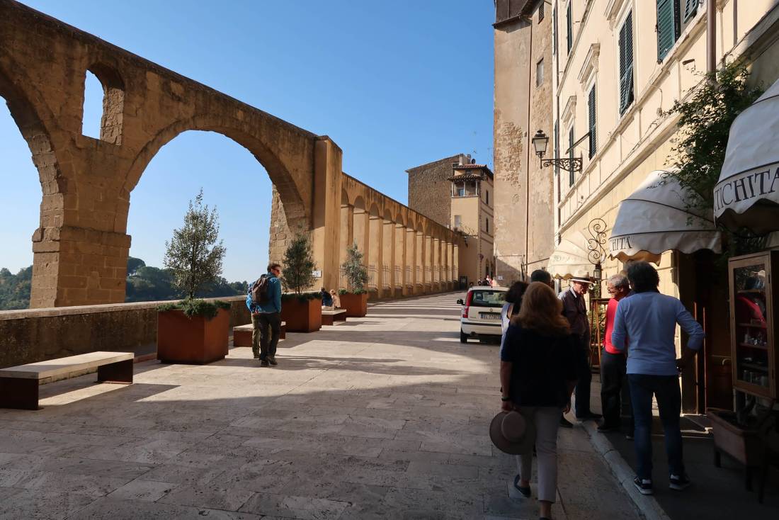 hikers entering the hilltop town of Pitigliano |  <i>Kate Baker</i>