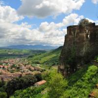 Defensive walls of Orvieto overlooking the Umbria countryside | Gino Cianci