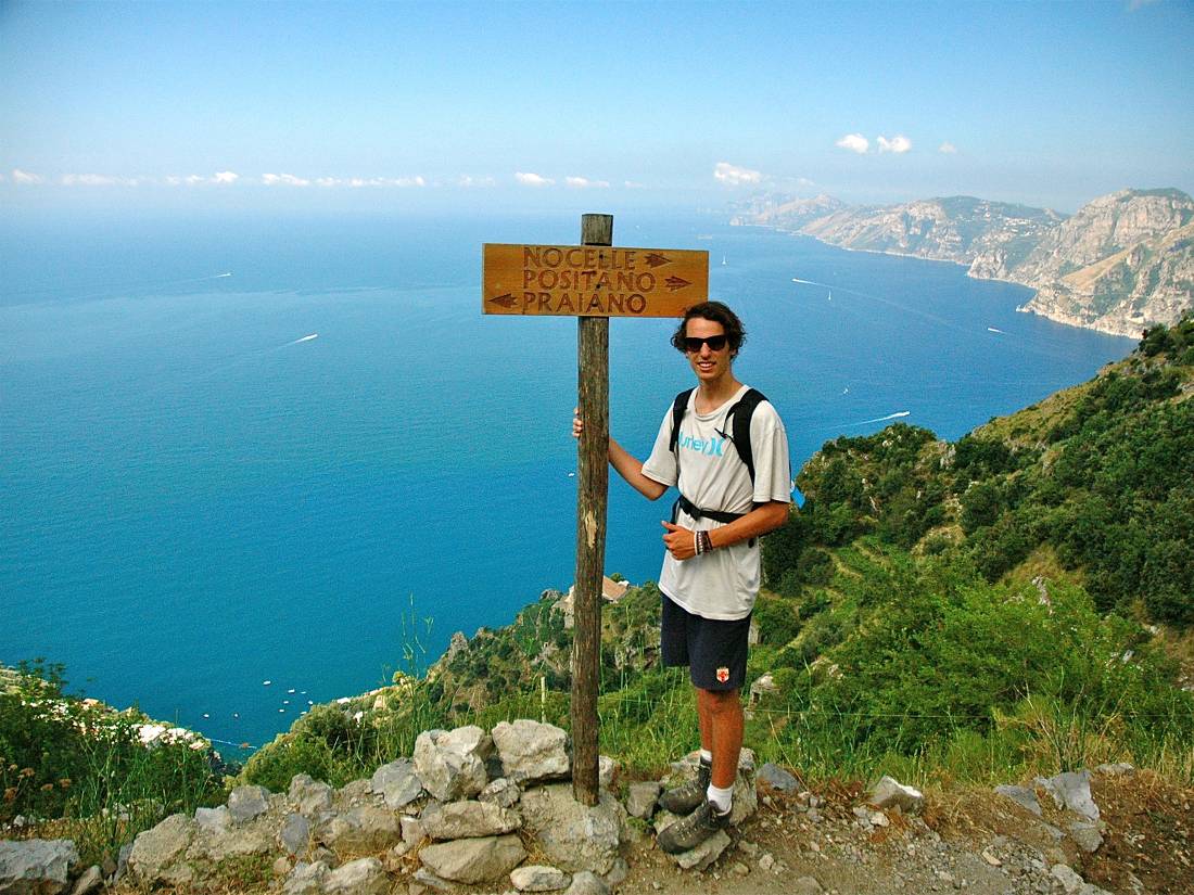 Following the sign, walking between Agerola and Positano |  <i>Sue Badyari</i>