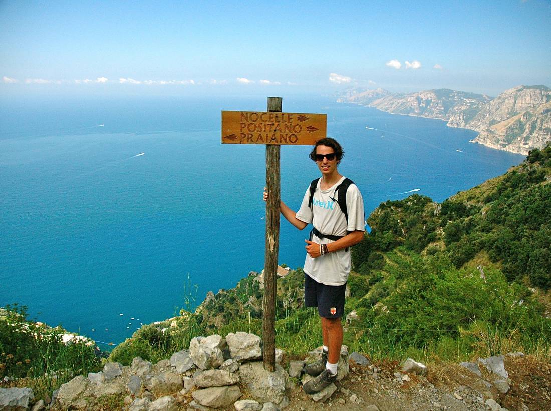 Following the sign, walking between Agerola and Positano |  <i>Sue Badyari</i>