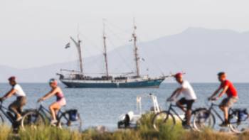 (c) TOS_Toskana_2019_Moritz Aiblinger (48), Cycling past the sailboat in Tuscany