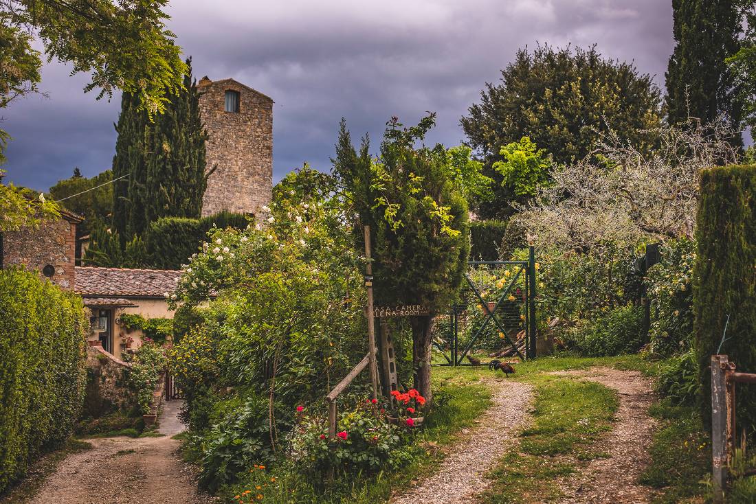 The Via Francigena passes by pretty farmhouses as it winds its way through Tuscany |  <i>Tim Charody</i>