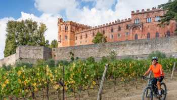Visit Brolio Castle by bike in Tuscany
