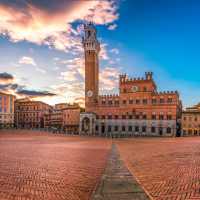 The impressive plaza in Siena