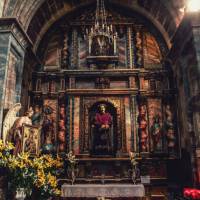 Church archway sculptures in Melide | @timcharody