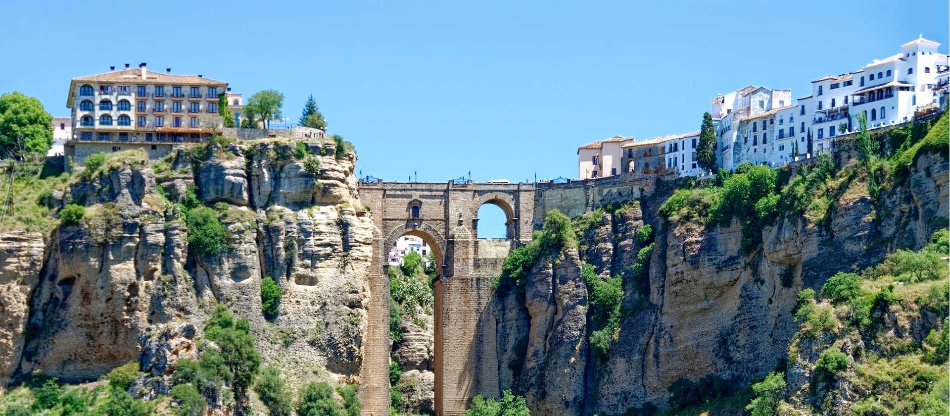 The stunning bridge in Ronda, Spain. | Makalu