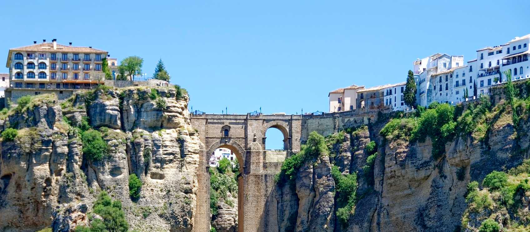 The stunning bridge in Ronda, Spain. | Makalu