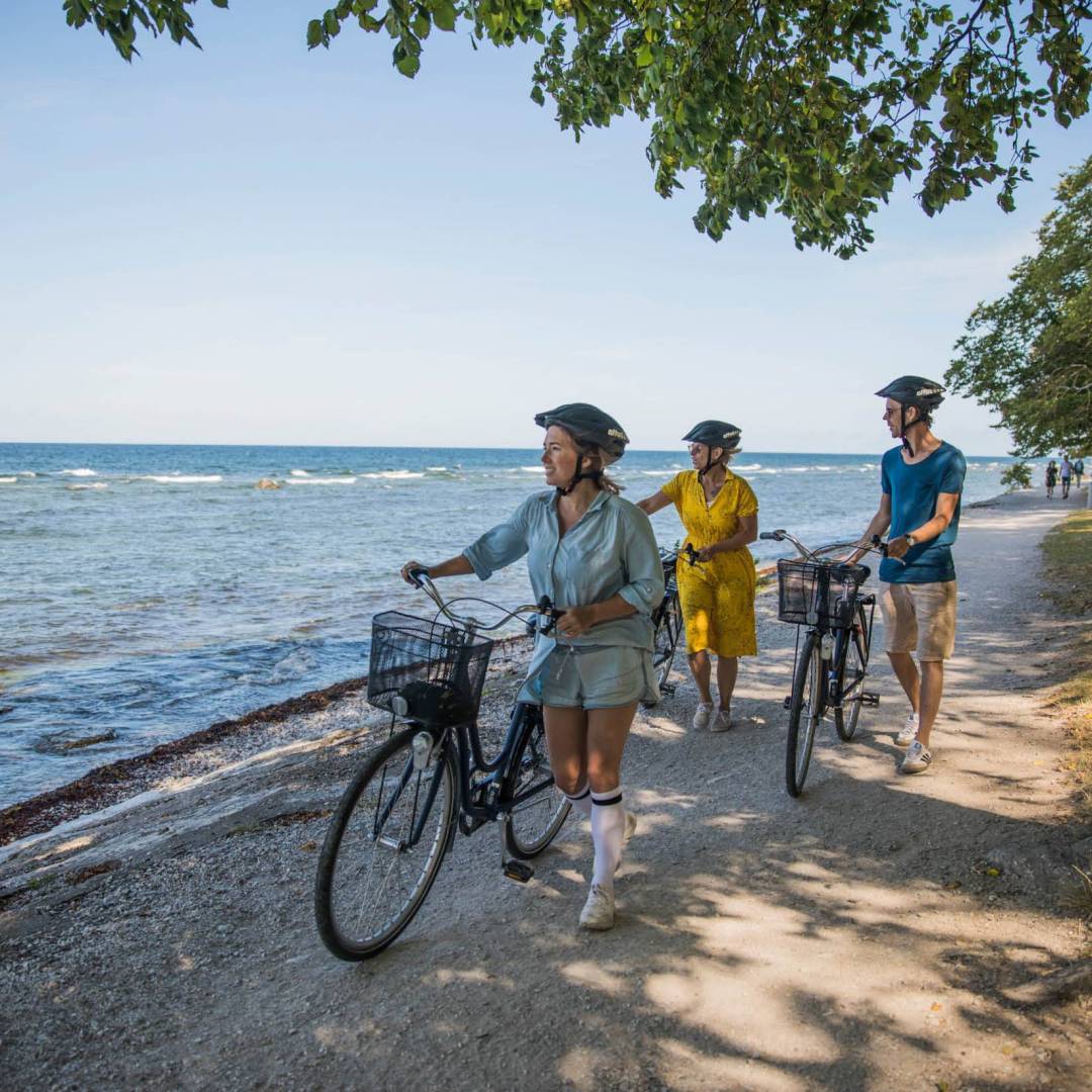 Cycling along the water's edge in Sweden | Tina Axelsson