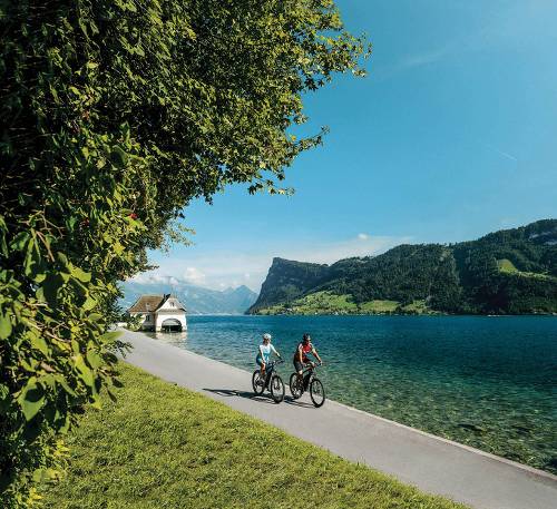 Cycling along Lake Lucerne&#160;-&#160;<i>Photo:&#160;Switzerland Tourism</i>