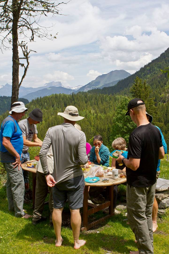 Lunch with an epic view on the Tour du Mont Blanc |  <i>Michael Olwyler</i>