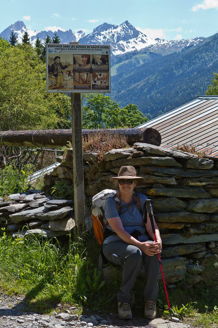 Taking a break in spectacular alpine scenery on the Tour du Mont Blanc |  <i>Michael Olwyler</i>
