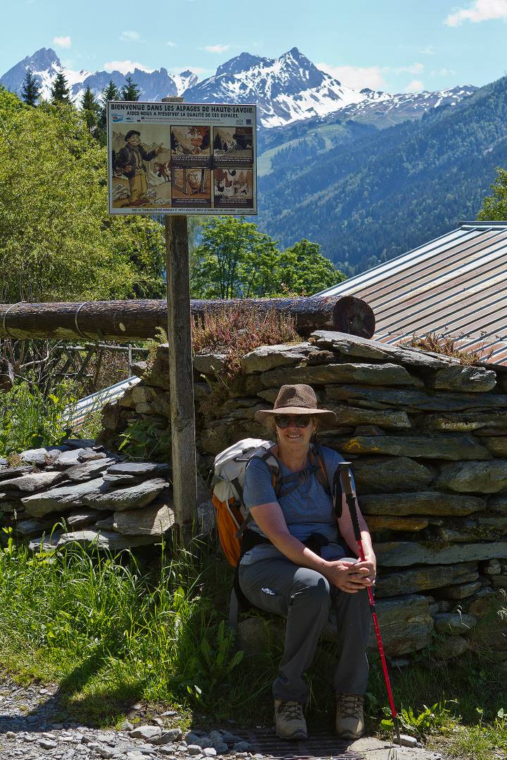 Taking a break in spectacular alpine scenery on the Tour du Mont Blanc |  <i>Michael Olwyler</i>