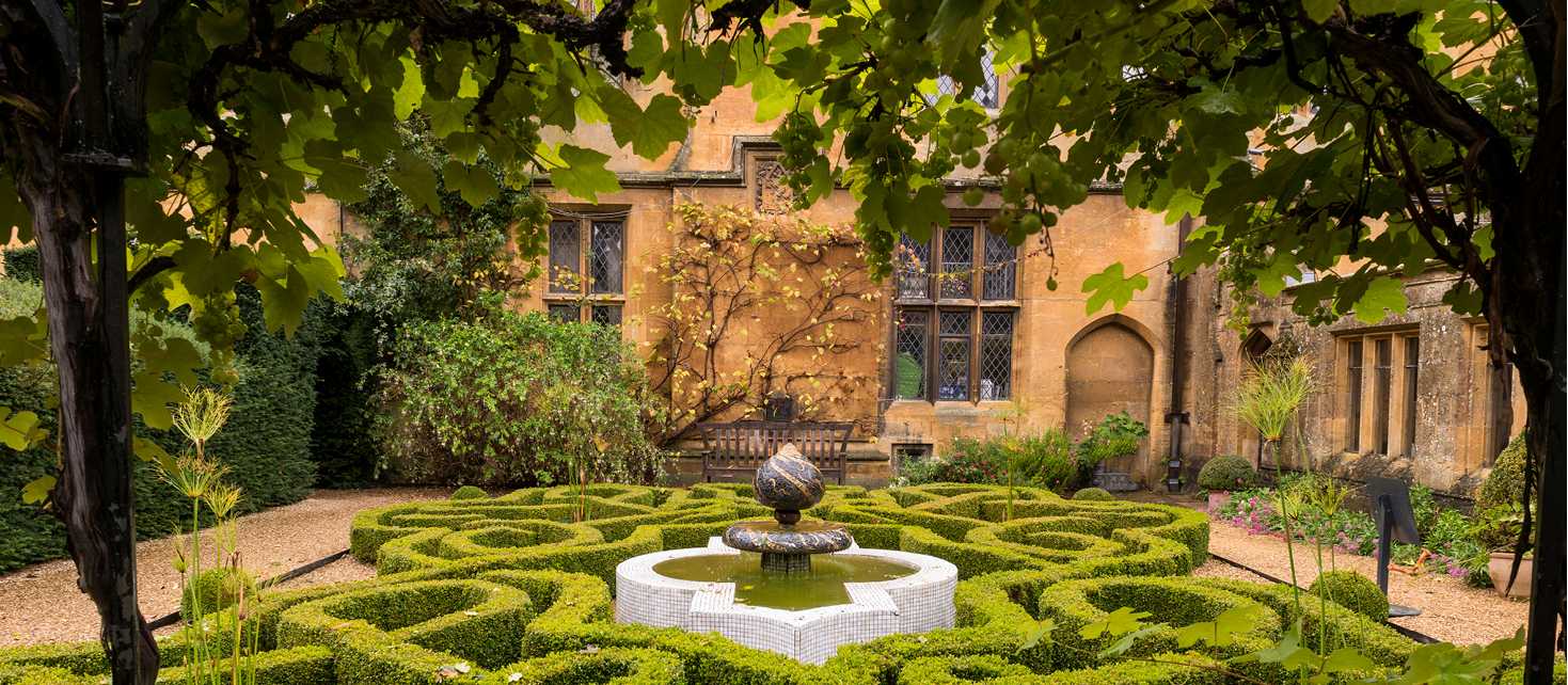 The Knot Garden at Sudeley Castle | Shutterstock