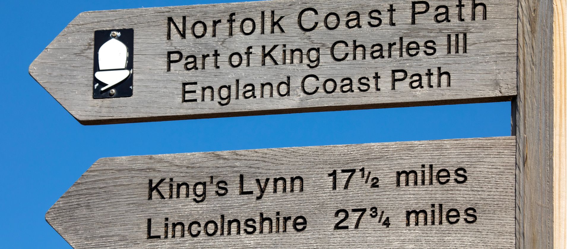Norfolk Coast Path signpost pointing toward King's Lynn and Lincolnshire | Shutterstock