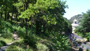 Approach Senanque Abbey on your winter hiking trip in Provence