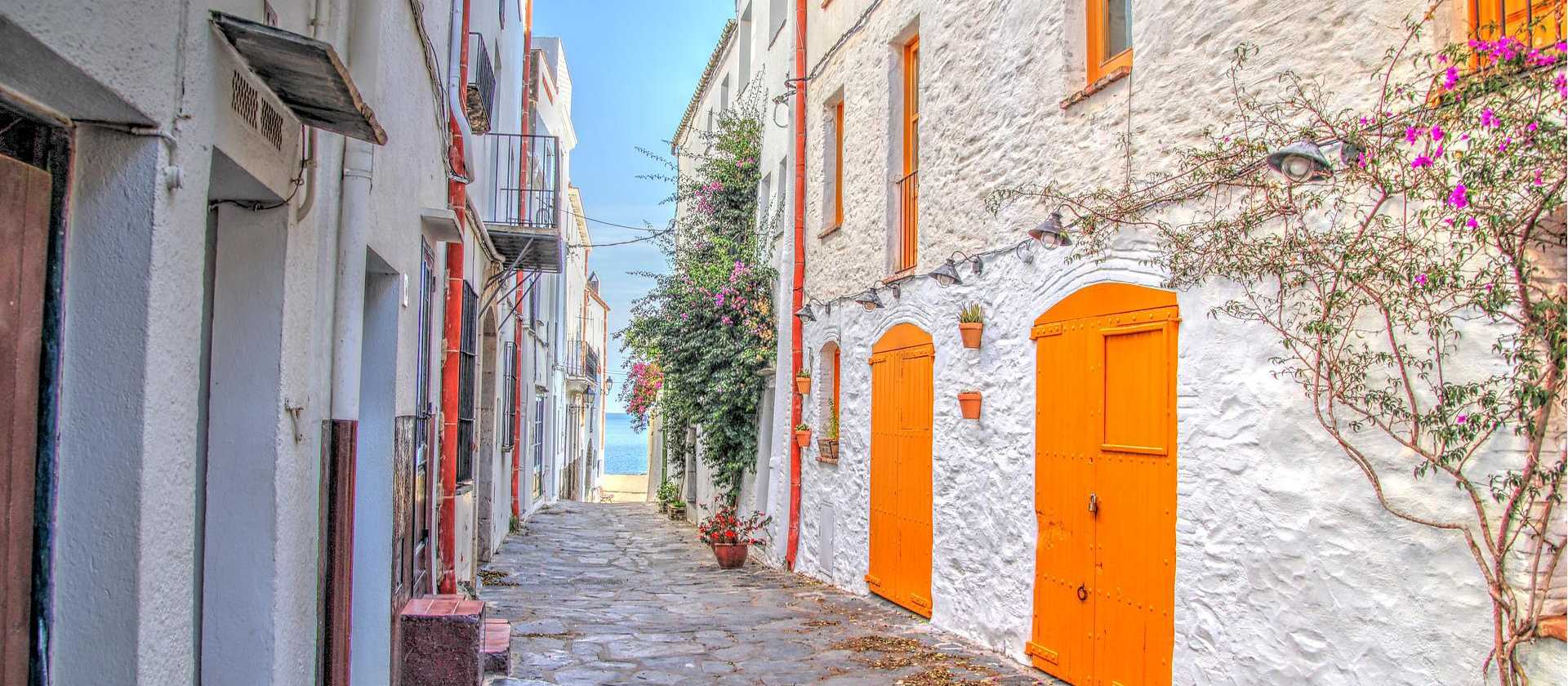 Walking the charming old streets of Cadaques | Jaime Elfrances