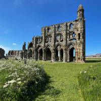 Abbey Lane and the ruins of the stunning Whitby Abbey | iSaw