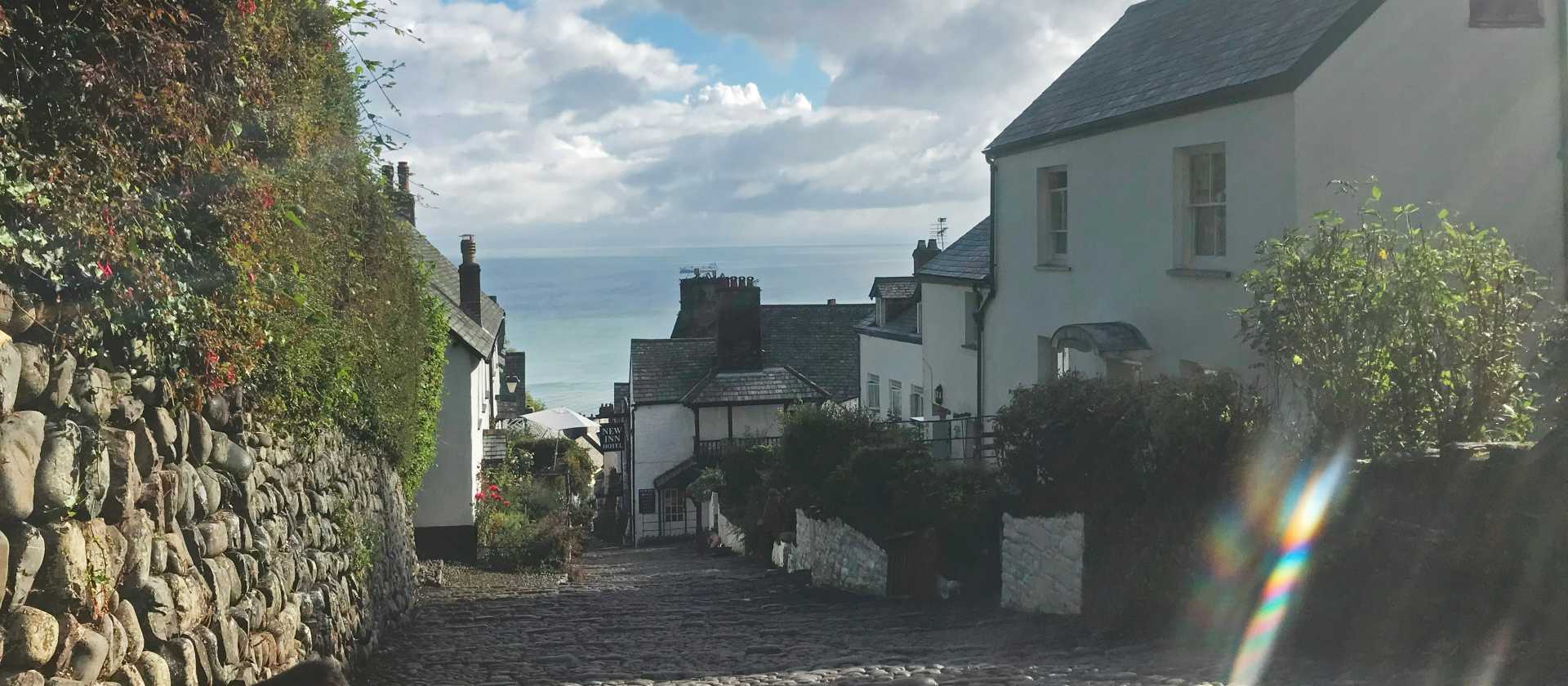 A quiet early morning in Clovelly at the start of your walk | Els van Veelen