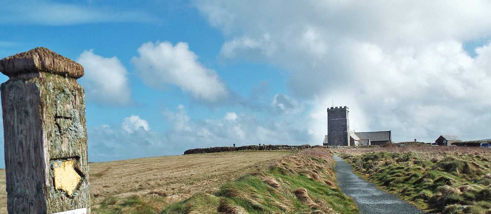 A way marker around Tintagel along the coast in Cornwall | lbradxx
