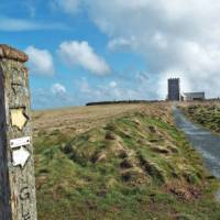 A way marker around Tintagel along the coast in Cornwall | lbradxx