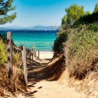 A footpath towards the local beach at Le Lavandou | Benjamin Lecomte