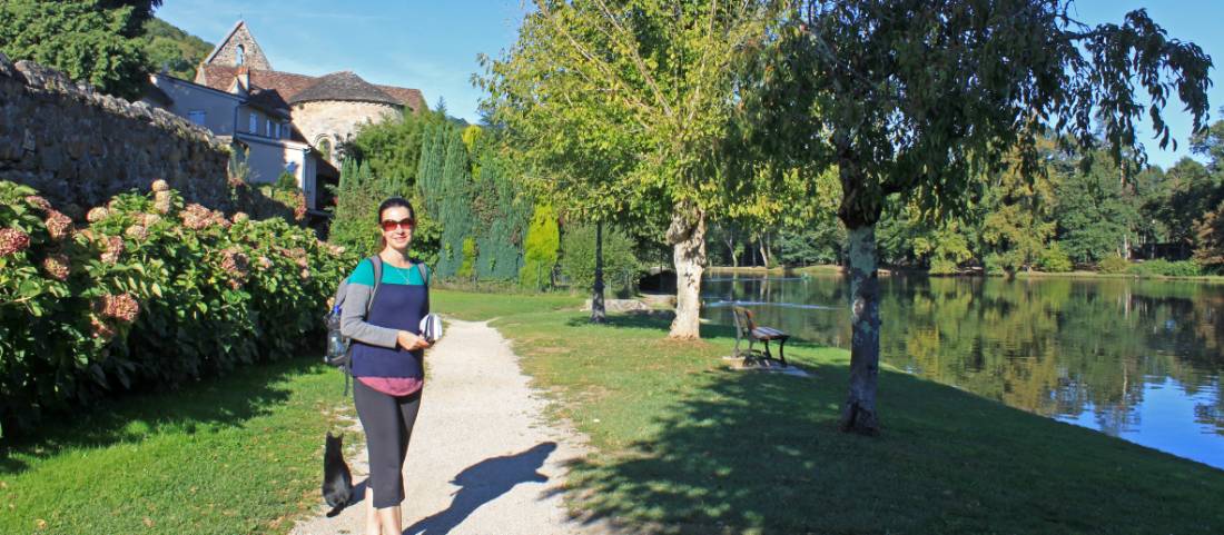 A walker on the towpath beside the Dordogne River in Beaulieu-sur-Dordogne |  <i>Nathalie Thomson</i>