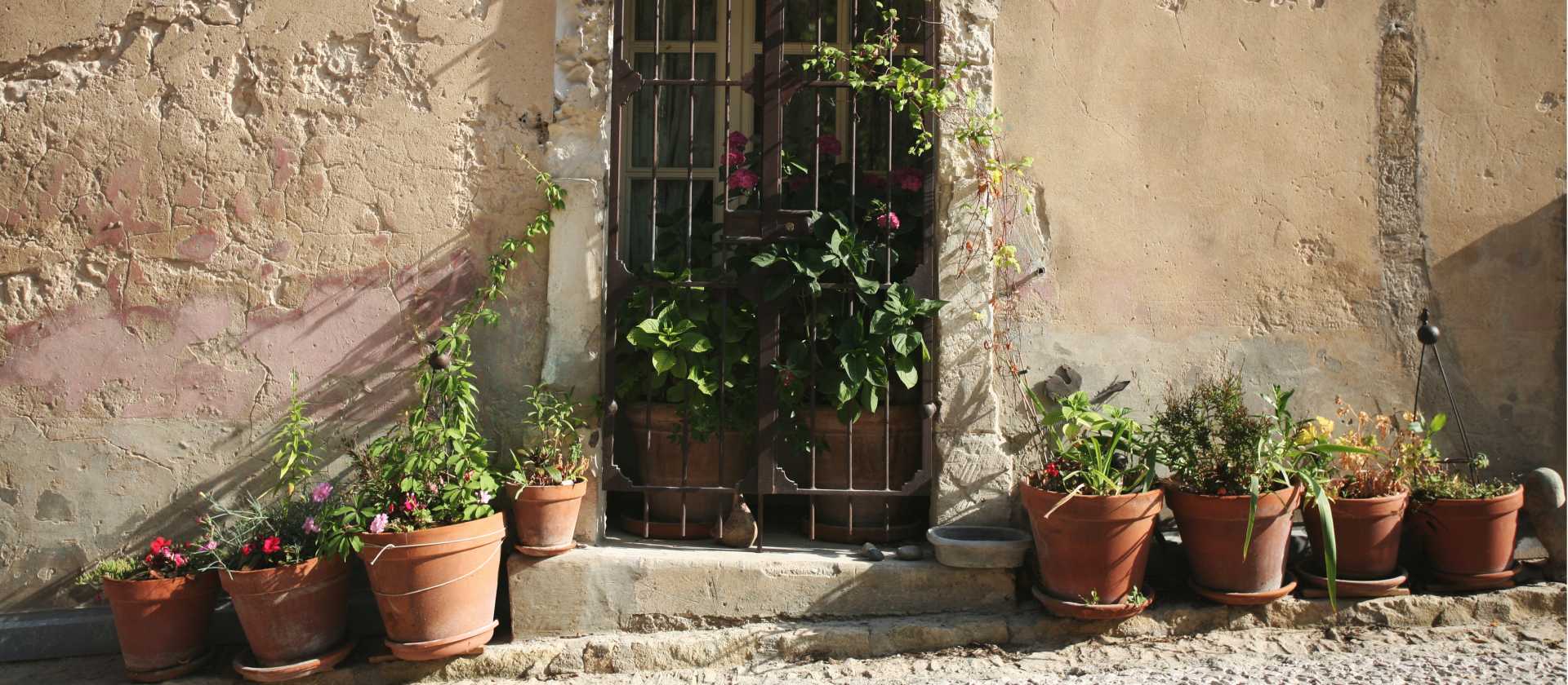 Ochre-coloured house in Provence