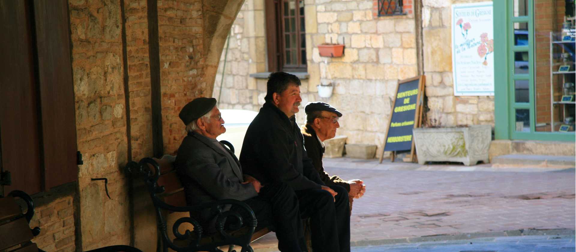 Men taking the shade, Montmiral