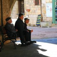 Men taking the shade, Montmiral