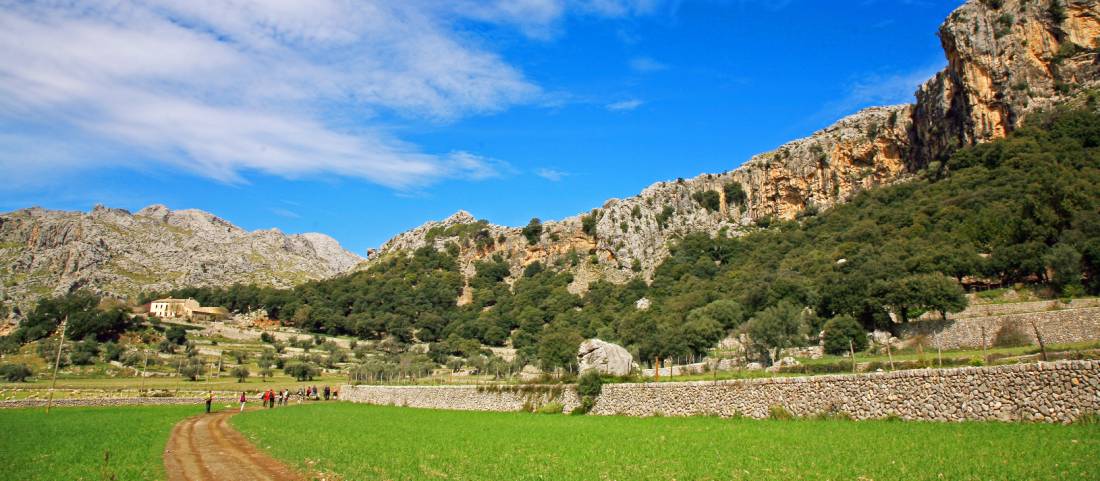 Hikers on the Puig Roig trail, Mallorca