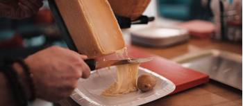 The traditional way of melting Raclette cheese | Claudio Schwarz