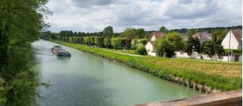 Barge on the Marne canal near Esbly