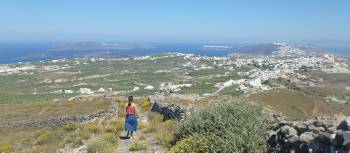 Hiking the trails on Santorini in the Greek Islands | Hetty Schuppert